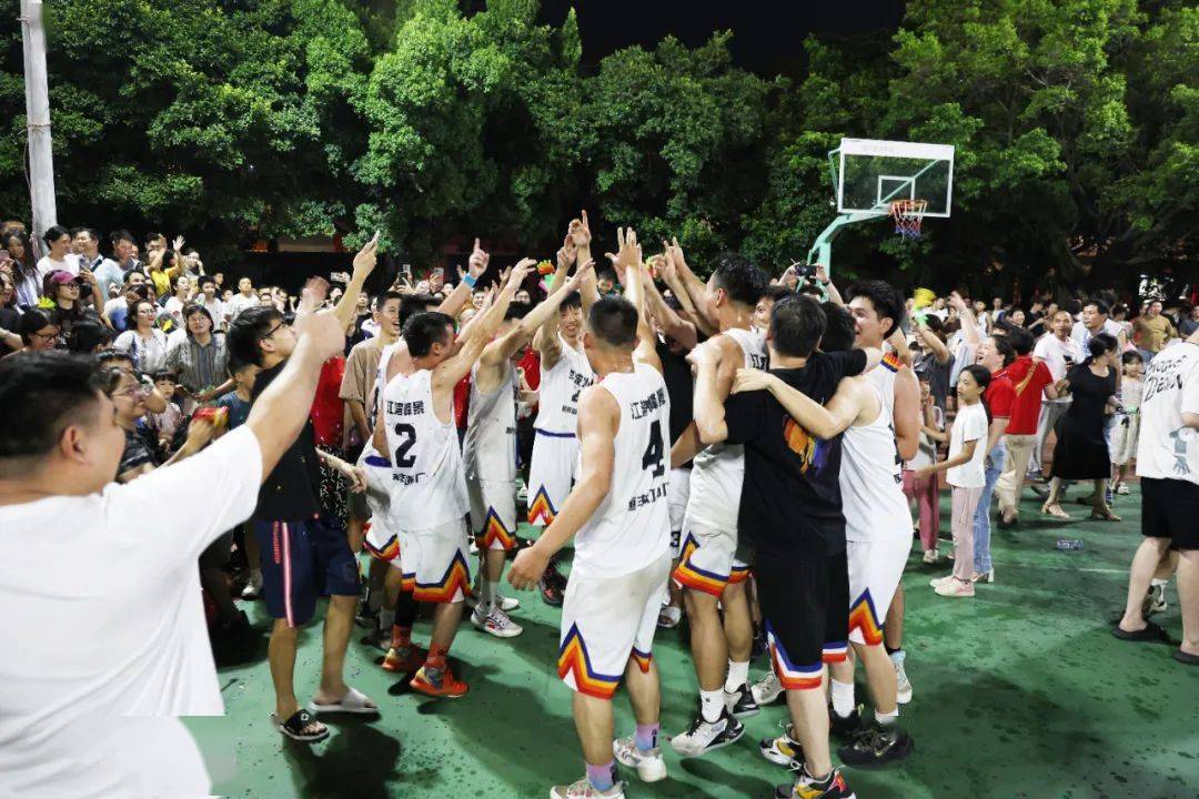 包含球员战术多变，比赛节奏扣人心弦的词条