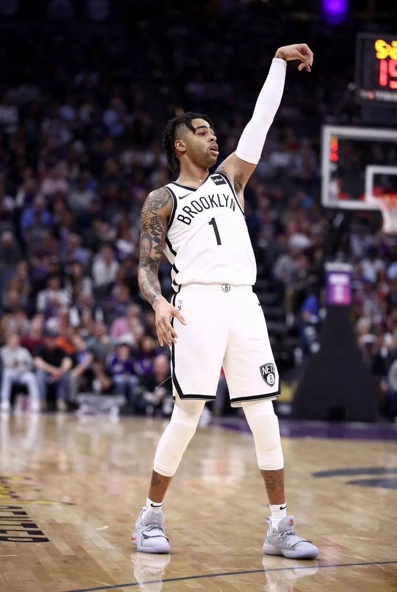 -拉塞尔传承魔术师衣钵，灯泡队再度成为篮球赛场焦点的简单介绍