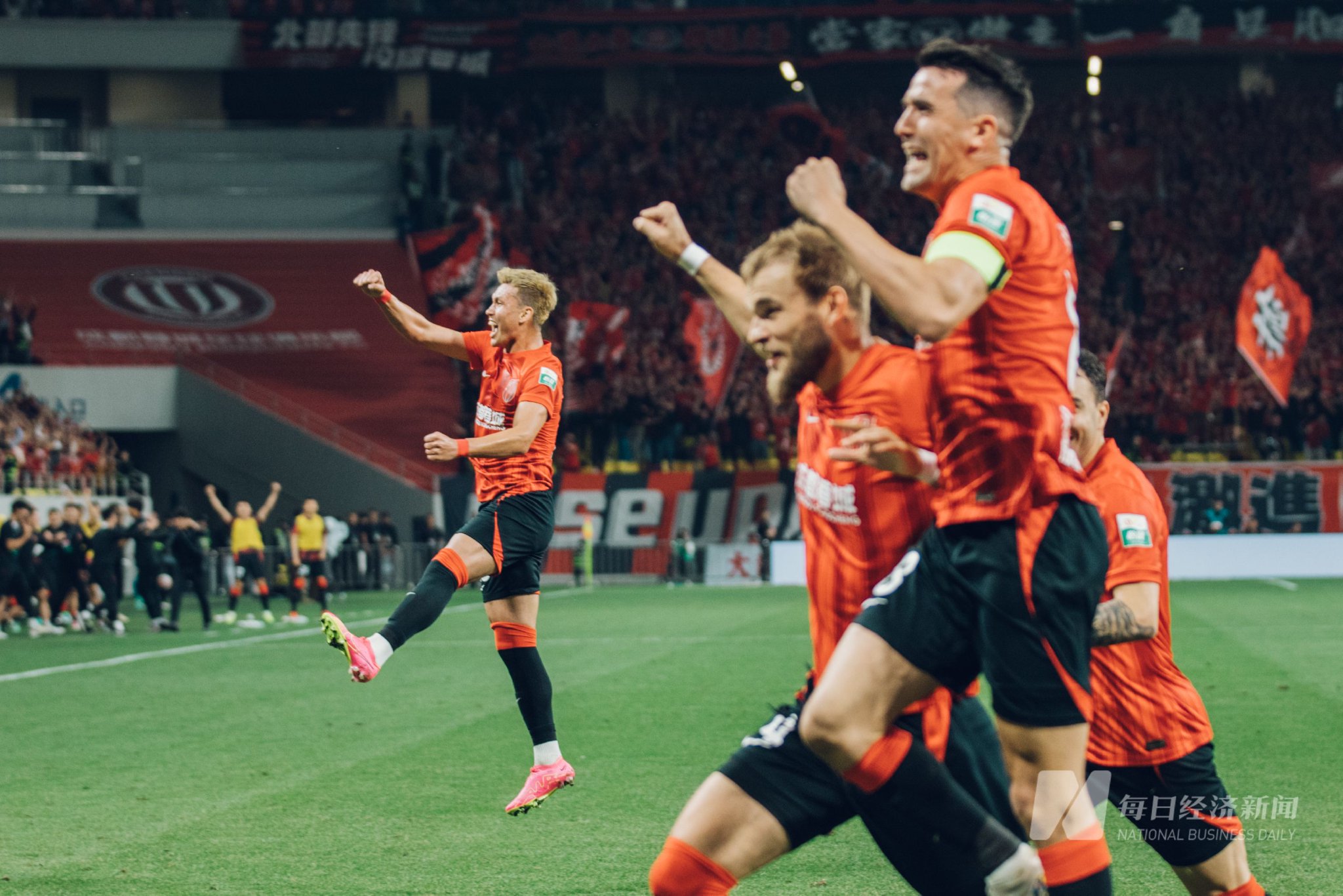 -球员们在球场上展现出了顽强拼搏的精神