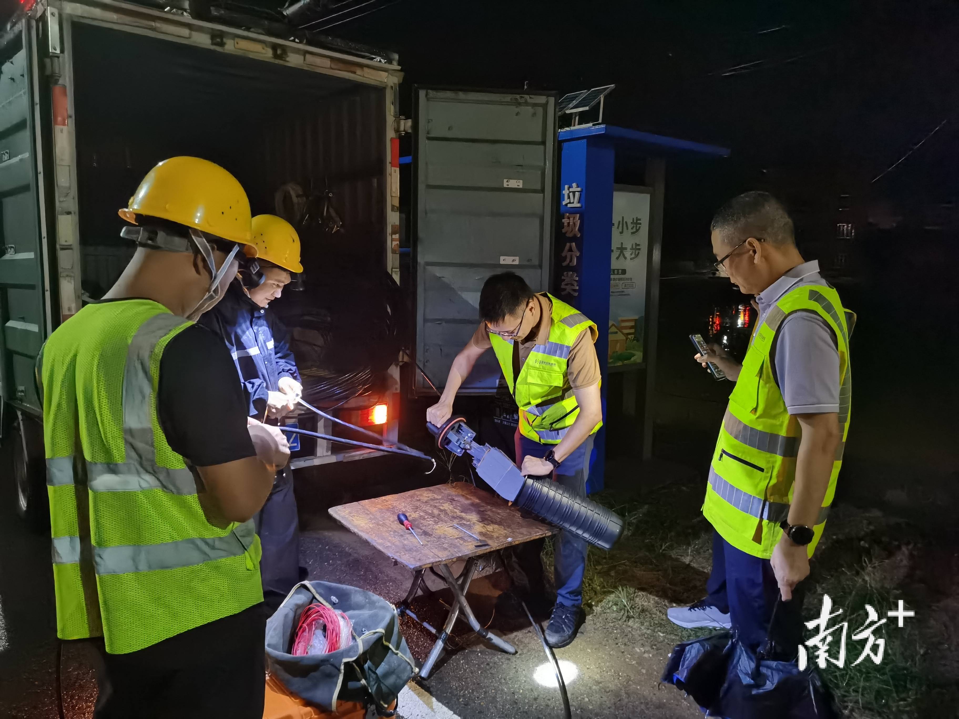 争分夺秒的比赛，球员全力以赴奋勇拼杀的简单介绍