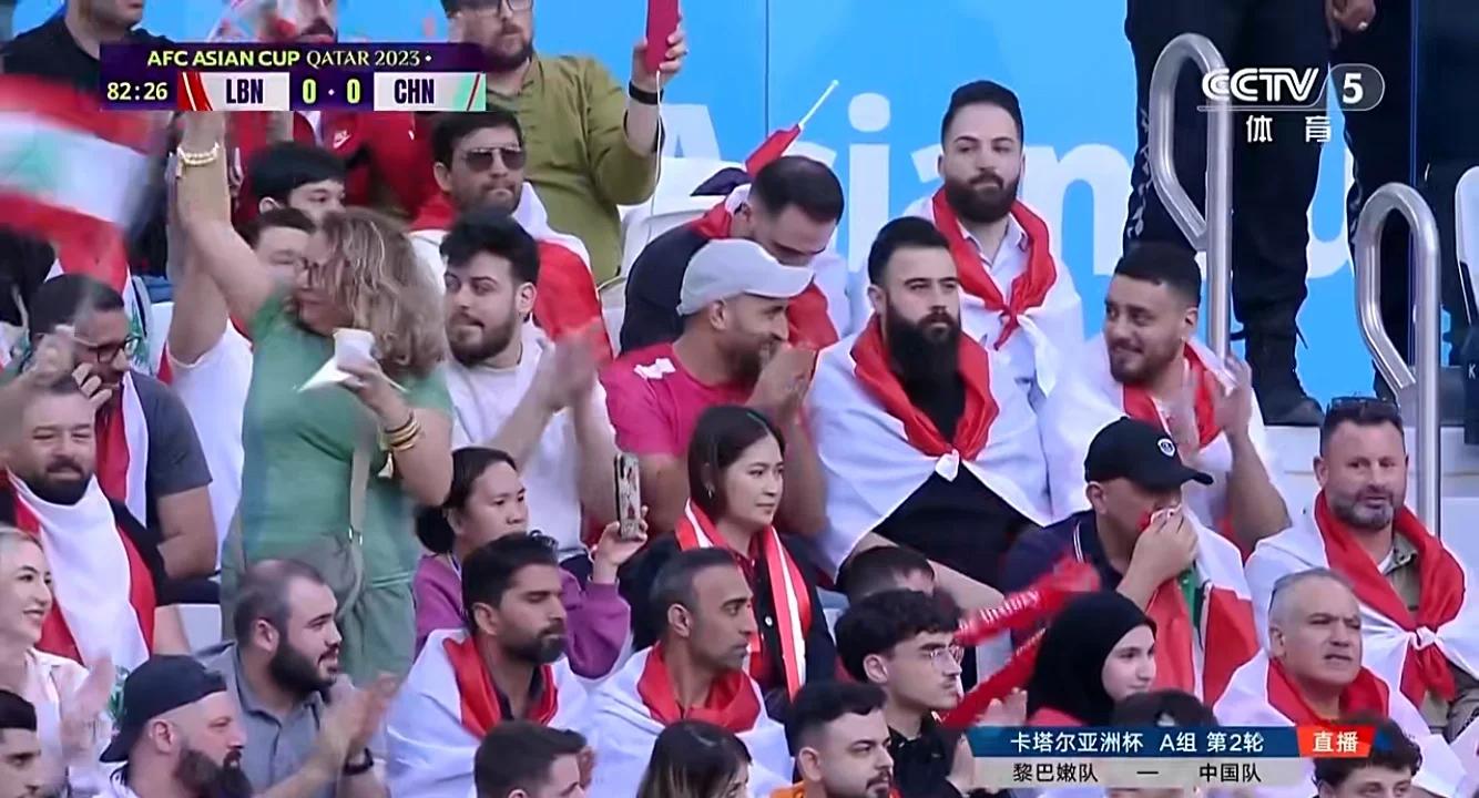 关于足球竞技惊险刺激，球迷热情高涨的信息