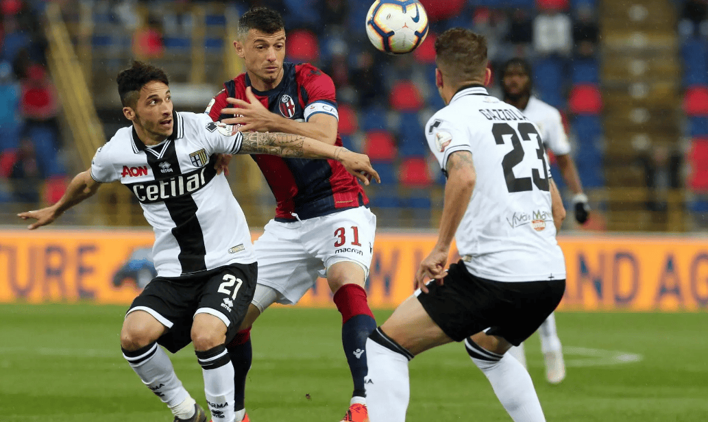 爱游戏体育官网-维罗纳后卫失误频频，导致球队防线不稳