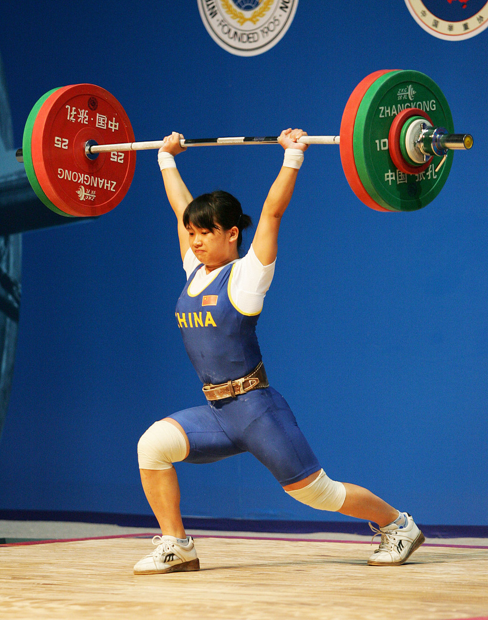 爱游戏-哥伦比亚选手在举重比赛中勇夺冠军