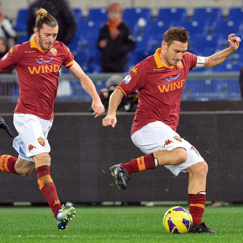 爱游戏网页版-罗马球员展现出色球技，期待未来胜利的简单介绍