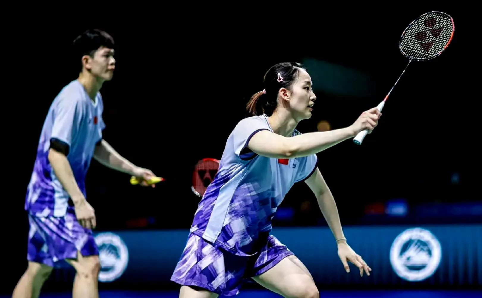 爱游戏官方入口-惊险的比赛！双方队员频频交错