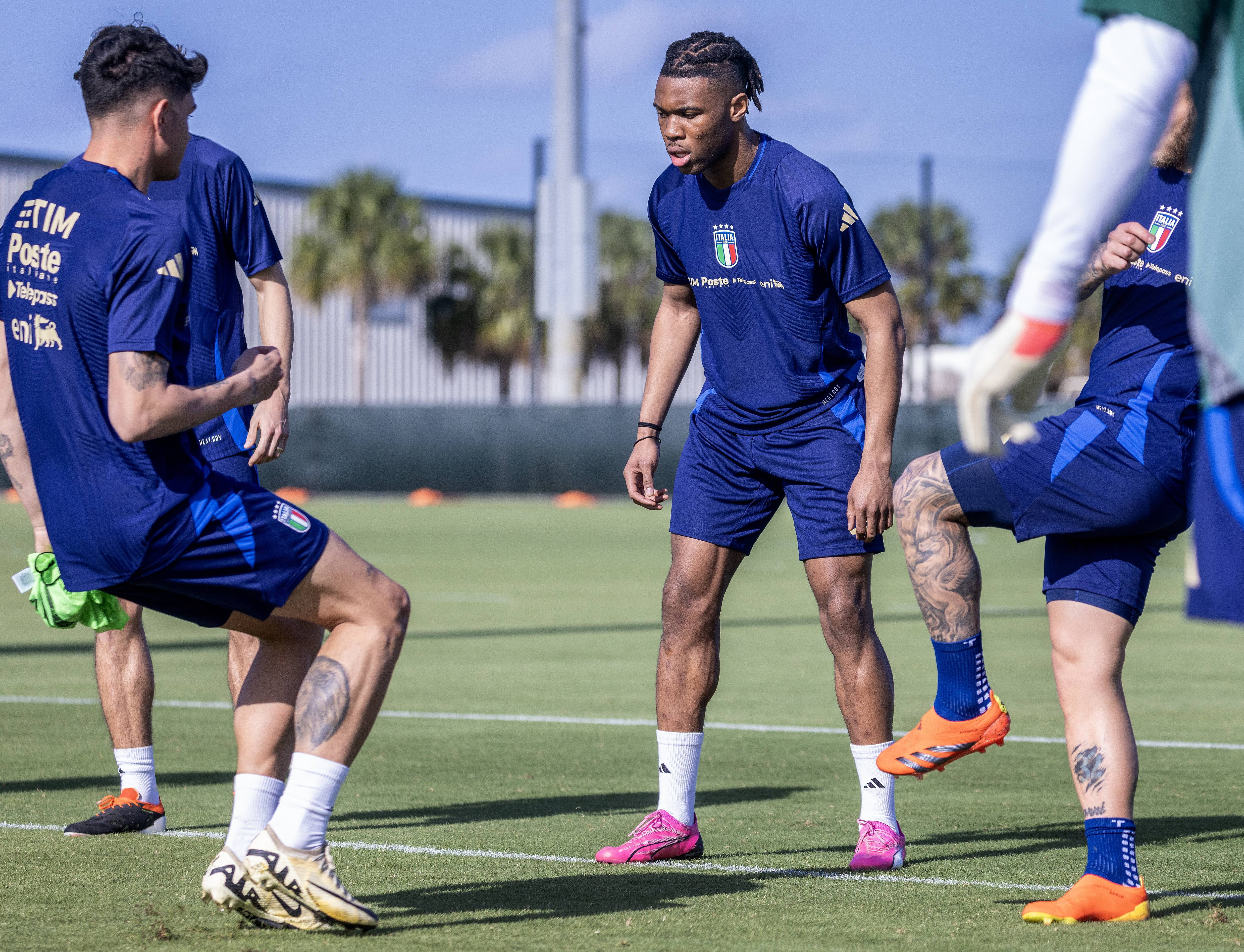 意大利足球锦标赛中球员们的出色表现