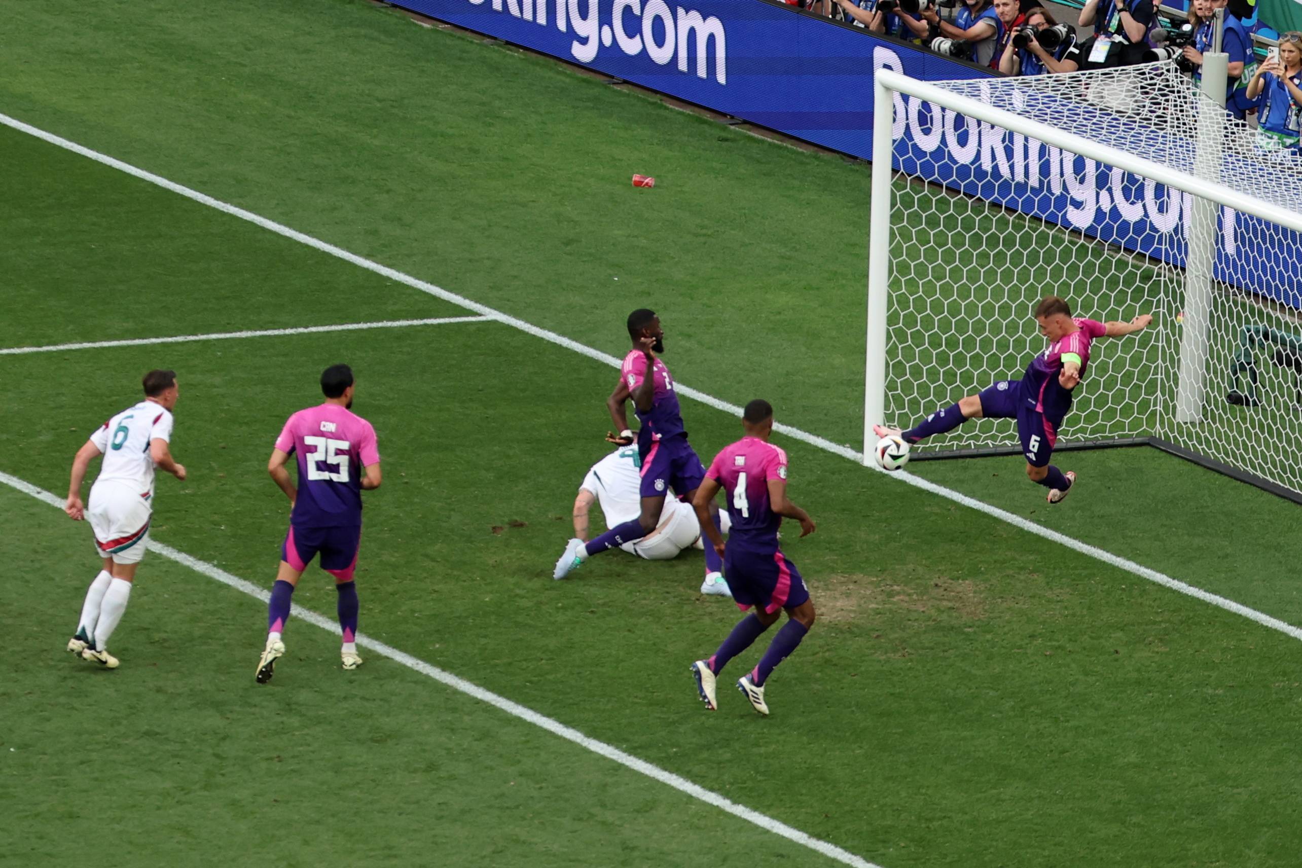 匈牙利队惊险晋级淘汰赛，强势逆袭