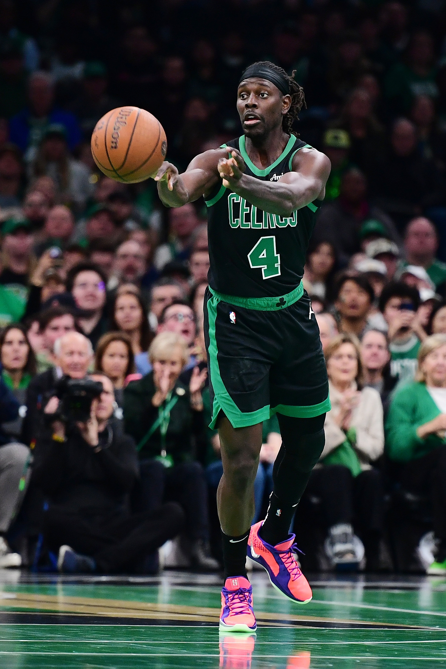 爱游戏官网-包含雄鹿队球员霍勒迪担当首发，展现团队合作精神的词条