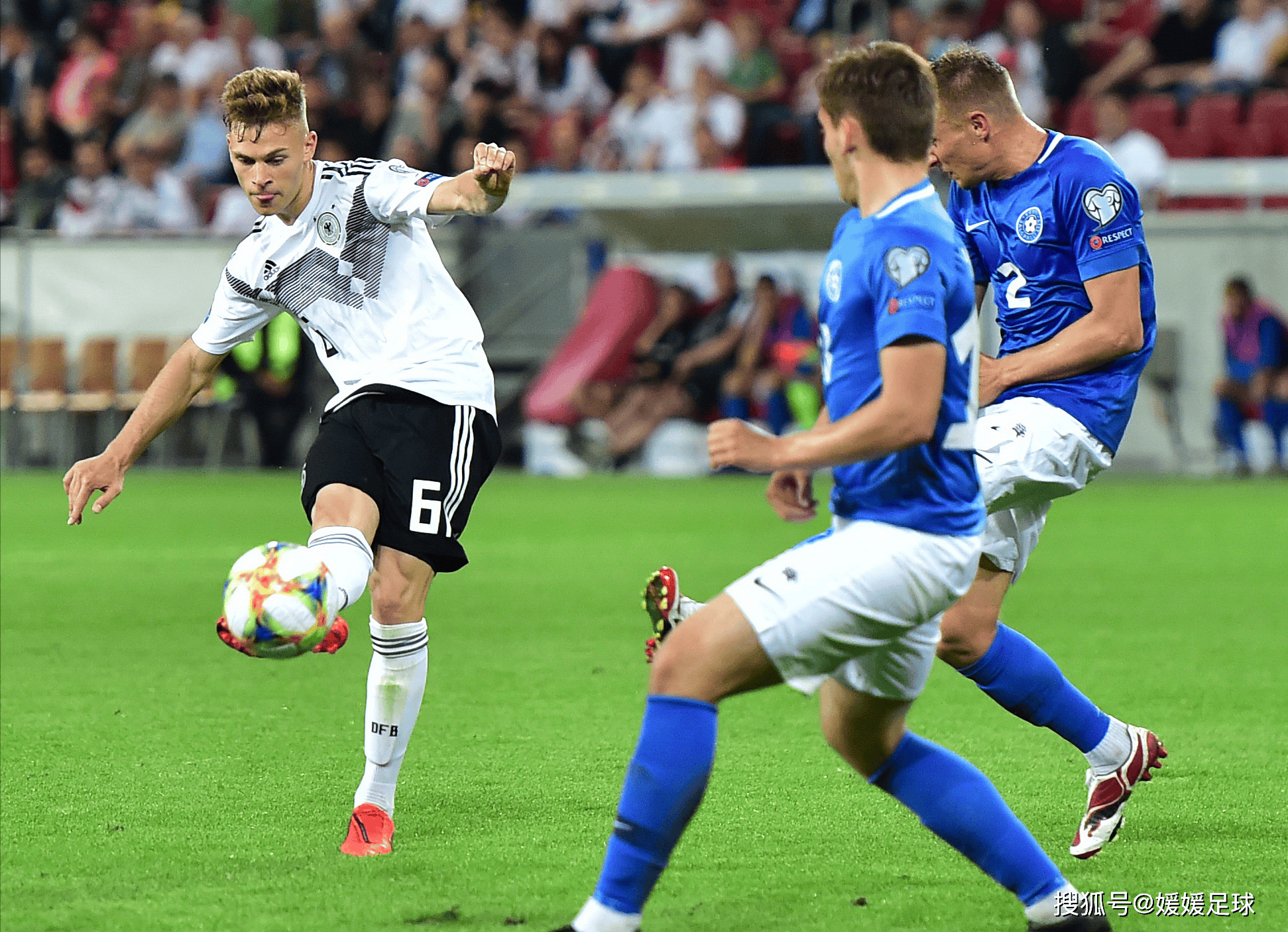 爱游戏官网入口-足球对抗赛，球员们技术拼尽全力