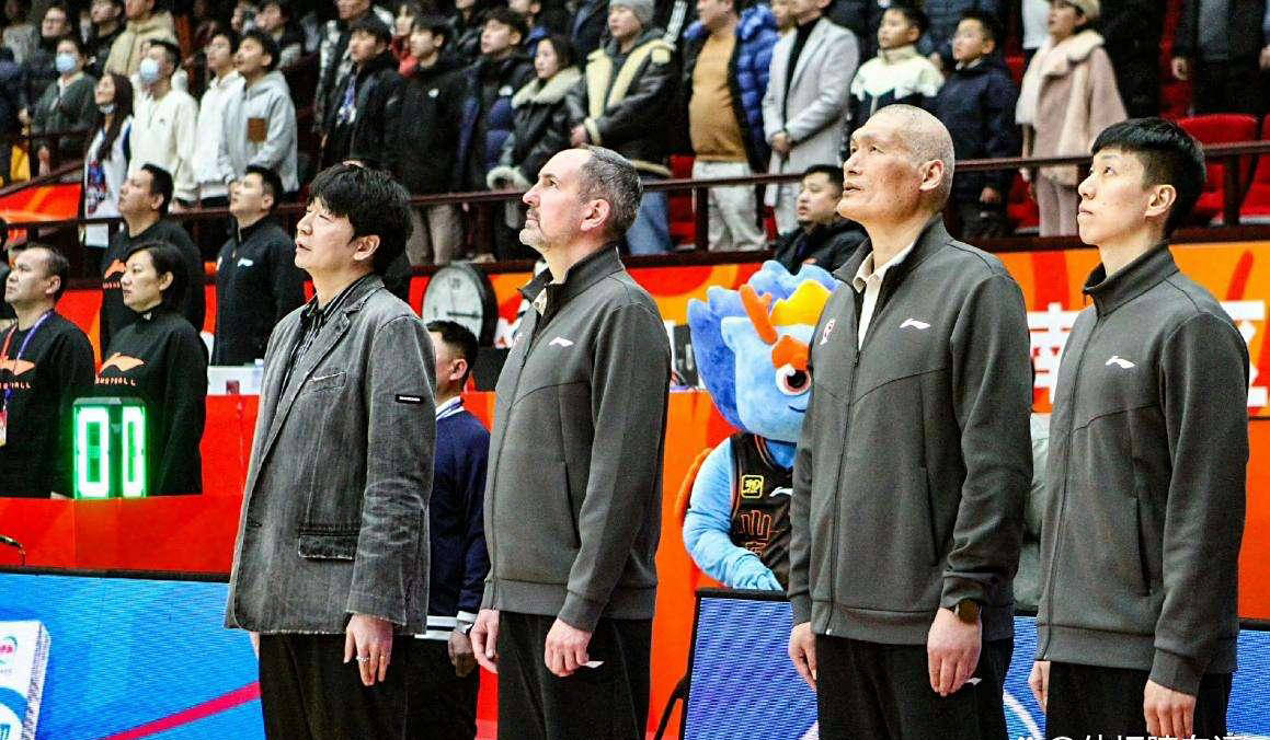 山东男篮再次获胜，稳坐榜首位置