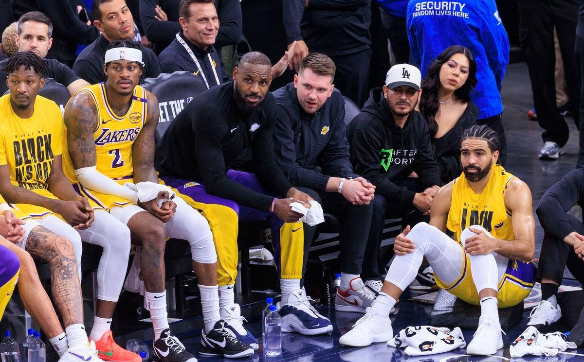 NBA球星在社交媒体上秀恩爱，引发热议