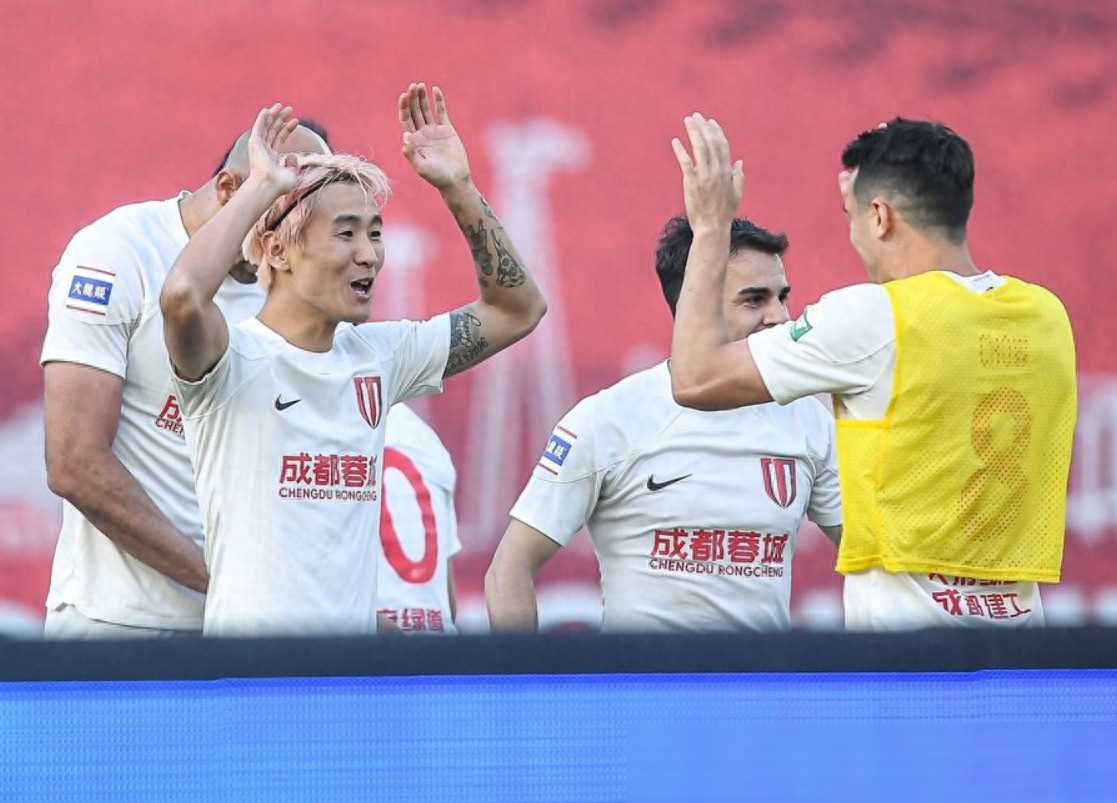 关于领先球队遭遇三连败，卫冕冠军巨头动摇？的信息