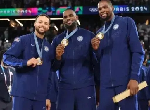 球员们在比赛中展现了出色的团队合作精神 球员们在比赛中展现了出色的团队合作精神