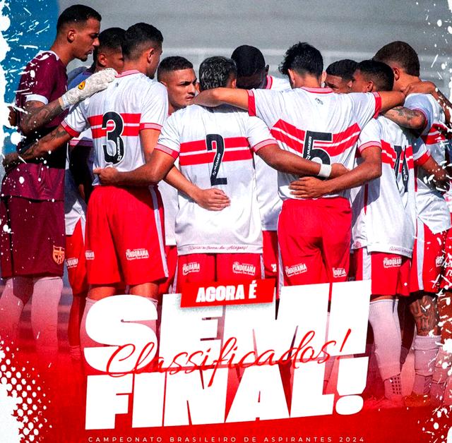 两支球队在比赛中进行激烈对抗