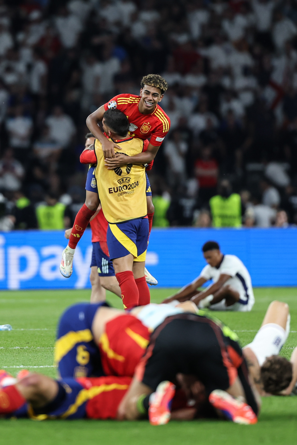 包含西班牙队在欧预赛中险胜对手的词条